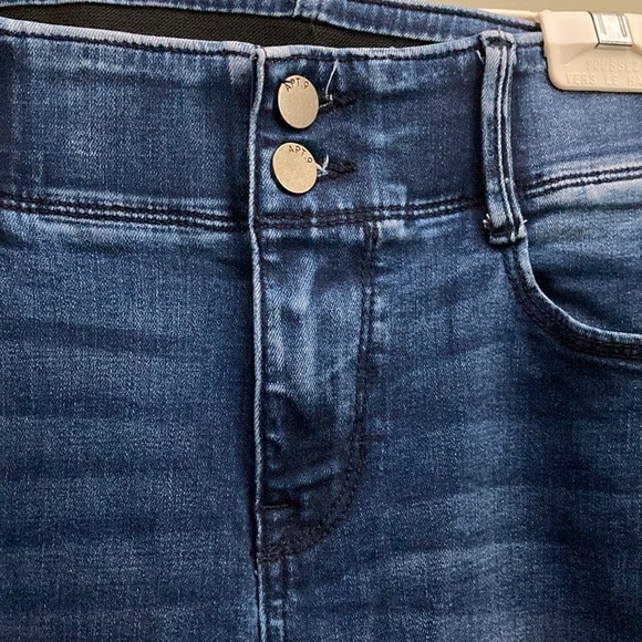 Apt 9 blue jean coloured capris with a dark band down the sides. Elastic waist. - Picture 4 of 12